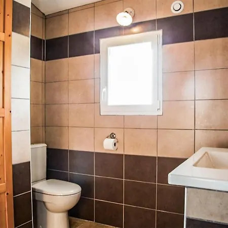 2 Bedroom In Cabrerolles
